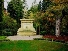 8. provecalischer Sandsteinbrunnen im Parkambiente  » Click to zoom ->